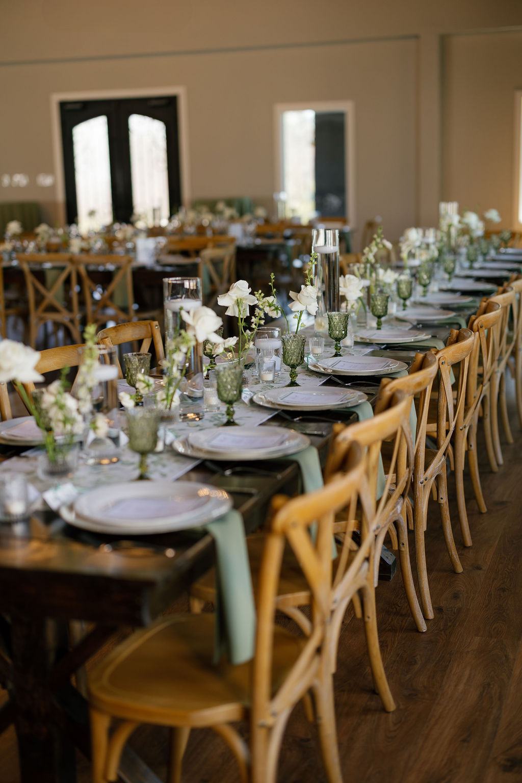 Reception tablescape at River Road